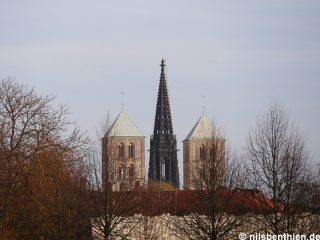 © 2022 – Münster, Kirchtürme des St.-Paulus-Dom und in der Mitte der Kirchturm der St. Lamberti-Kirche